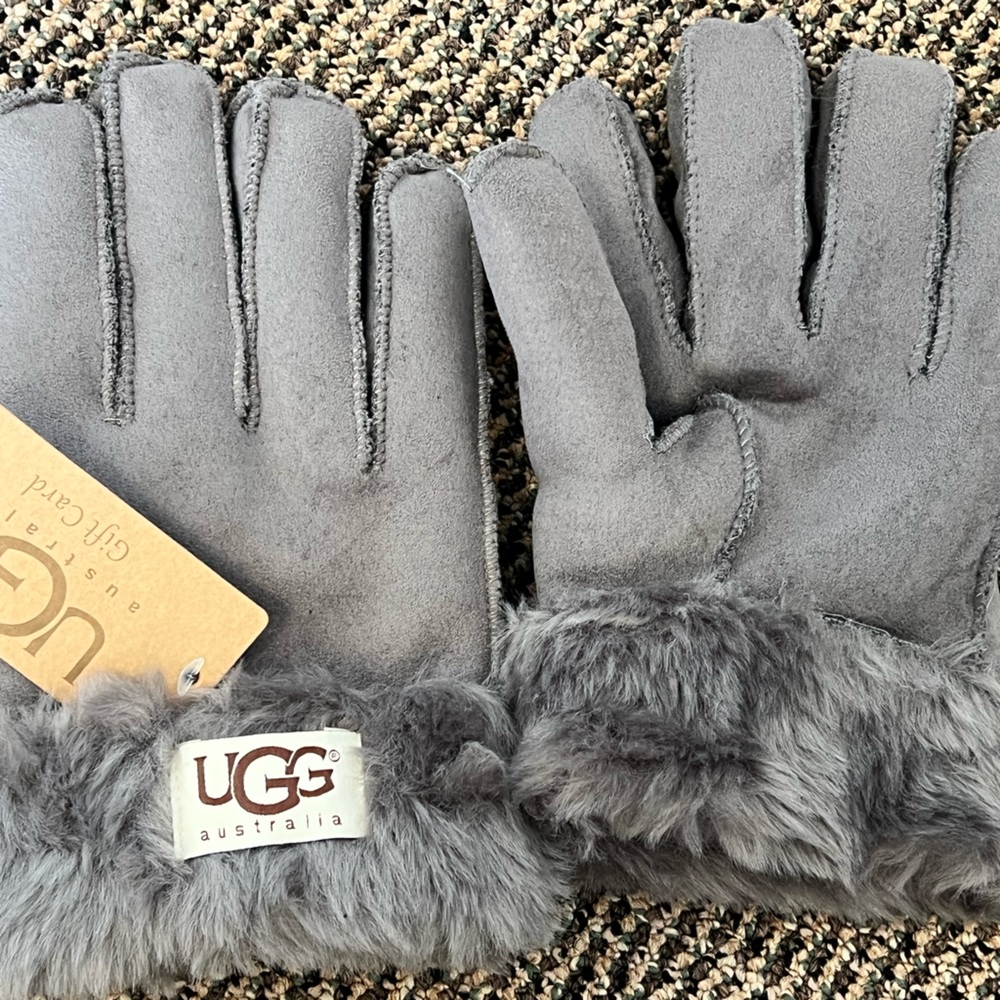 Ugg Gloves-one size, brand new